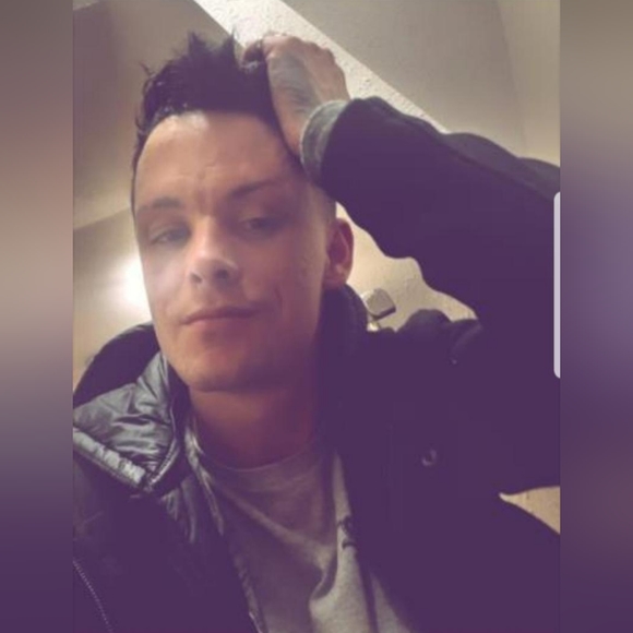 Meet, Dee - Picture 2 of 2